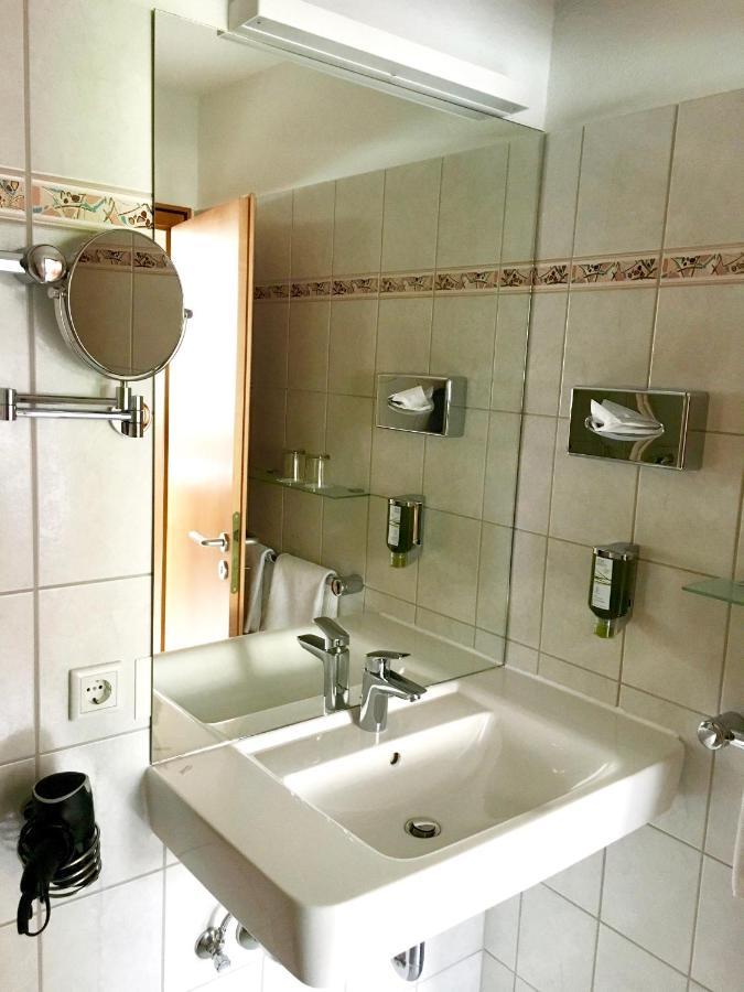 Alt Warburg Hotel Bagian luar foto